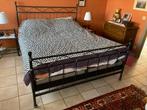 Degelijk bedframe, inclusief 2 latoflexen en 2 nachttafels, Ophalen, Zo goed als nieuw, Metaal