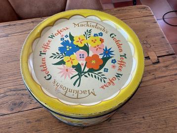 Oude blikken doos Mackintosh’s. Mooi op een oude schab !  beschikbaar voor biedingen