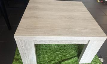 Kleine houten salontafel beschikbaar voor biedingen