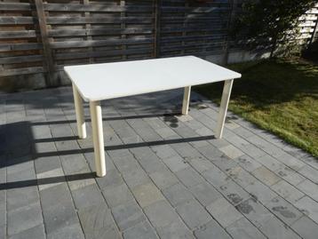 Witte stevige rechthoekige tafel beschikbaar voor biedingen