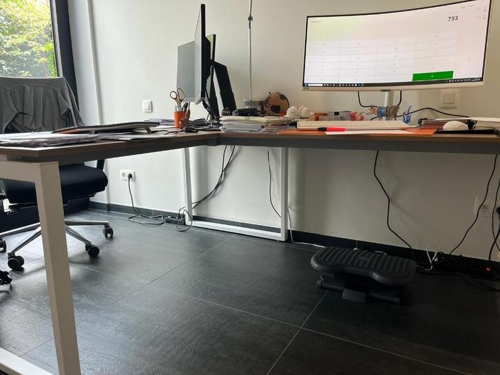 Bureau met houten blad (en witte poten) in L-vorm (2p), Huis en Inrichting, Bureaus, Zo goed als nieuw, Bureau, Ophalen