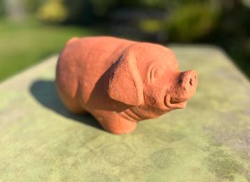 Varkentje in terracotta beschikbaar voor biedingen