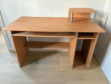 Bureau/computertafel beschikbaar voor biedingen