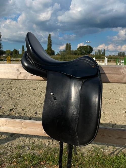 Sommer remos dolce dressuurzadel 17,5, Dieren en Toebehoren, Paarden en Pony's | Zadels, Zo goed als nieuw, Dressuur, Ophalen
