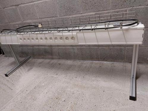 Stekkerdoos op poten voor kantoor, atelier,...in Balen, Doe-het-zelf en Bouw, Elektriciteit en Kabels, Zo goed als nieuw, Stopcontact