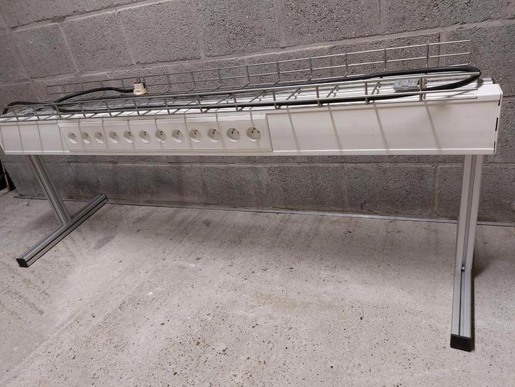 Stekkerdoos op poten voor kantoor, atelier,...in Balen, Doe-het-zelf en Bouw, Elektriciteit en Kabels, Zo goed als nieuw, Stopcontact