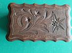Oud handgesneden houten doosje, Antiek en Kunst, Curiosa en Brocante, Ophalen of Verzenden