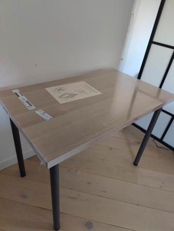 Tafel van wit gebeitst eikenhout beschikbaar voor biedingen