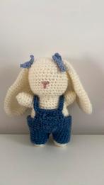 Doudou Adorable lapin avec sa salopette réalisé au crochet, Enfants & Bébés, Jouets | Peluches, Comme neuf, Lapin