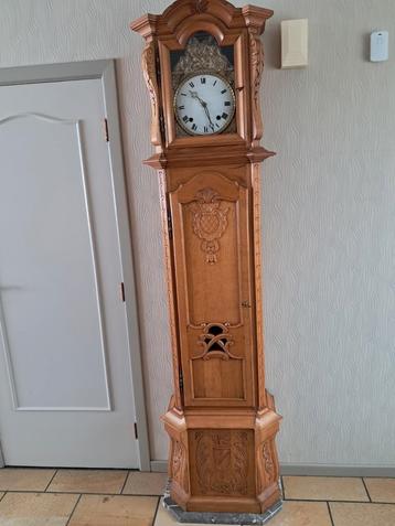 horloge sur pied vintage intérieure en composite.