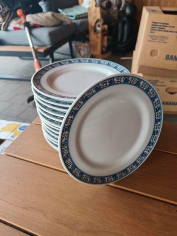 Borden en koffiebordjes  beschikbaar voor biedingen