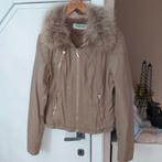 Prachtig imitatie leer, zitten ophaaltjes aan mouw large., Beige, Maat 42/44 (L), Ophalen of Verzenden, Gedragen