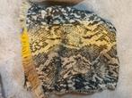 Écharpe jaune à motif serpent 100x65, Kleding | Dames, Mutsen, Sjaals en Handschoenen, Sans marque, Ophalen of Verzenden, Nieuw