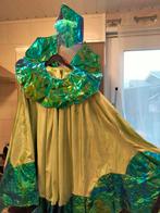 Dames kleed voor carnaval, Ophalen