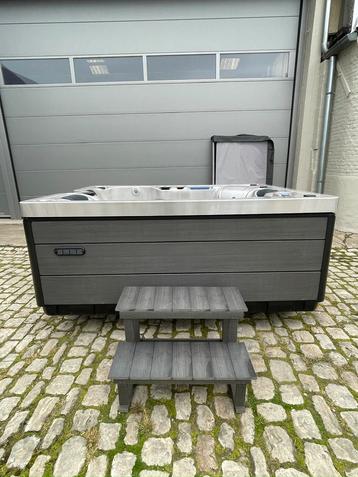 Zeer weinig gebruikte 3-zits jacuzzi beschikbaar voor biedingen