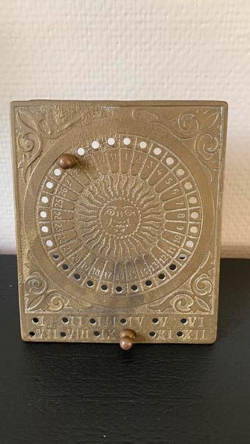 ️ Antieke messing eeuwigdurende kalender beschikbaar voor biedingen