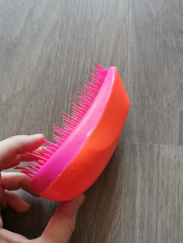 Haarborstel roze/oranje beschikbaar voor biedingen