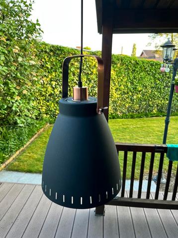 Mooie metalen hanglamp beschikbaar voor biedingen