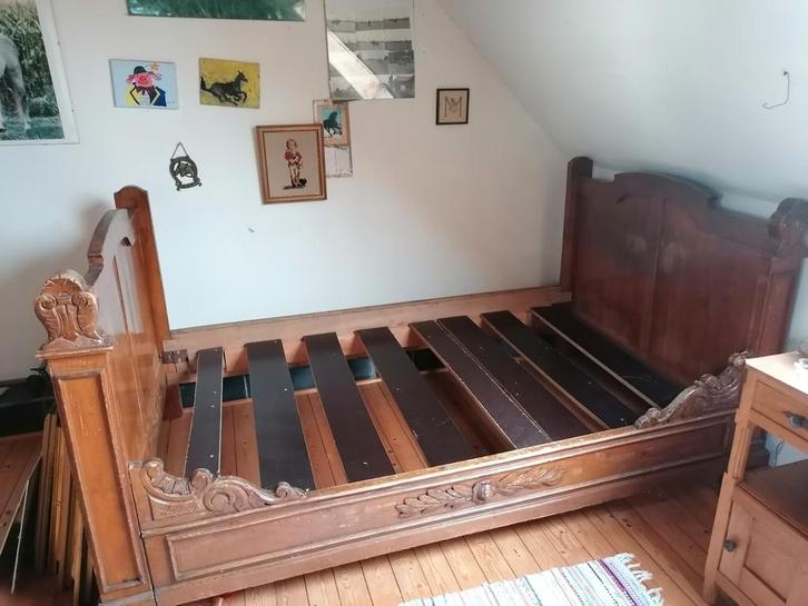 Antiek twijfelaar bed met houtsnijwerk, Huis en Inrichting, Slaapkamer | Bedden, Gebruikt, Twijfelaar, Hout, Ophalen