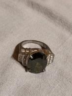 Mooie ring met een donker groene steen, Bijoux, Sacs & Beauté, Bagues, Comme neuf, Avec pierre précieuse, 18 à 19, Femme