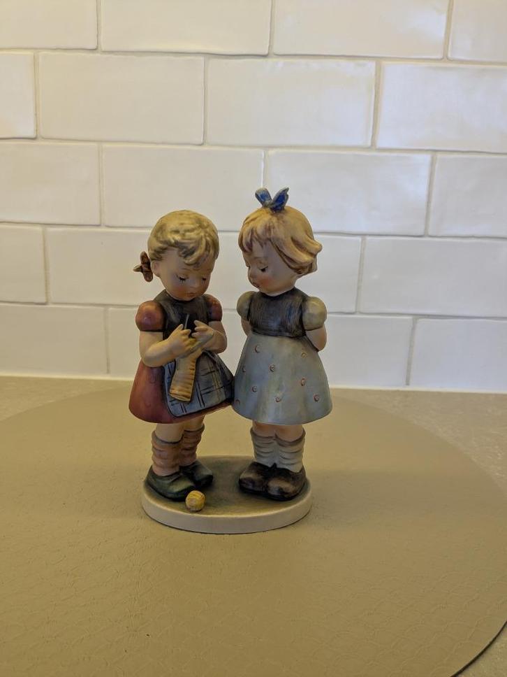 Hummel beeldje "Surprise" (Goebel) 19 cm, Antiek en Kunst, Antiek | Keramiek en Aardewerk, Ophalen of Verzenden