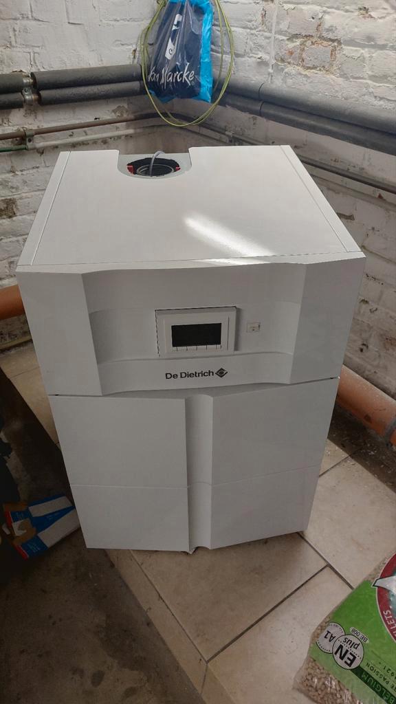 CONDENSATIEKETEL OP GAS + productie van warm water. 29kw, Doe-het-zelf en Bouw, Verwarming en Radiatoren, Zo goed als nieuw, Radiator