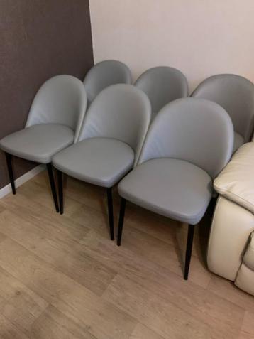 6 prachtige grijze Scandinavische stoelen beschikbaar voor biedingen