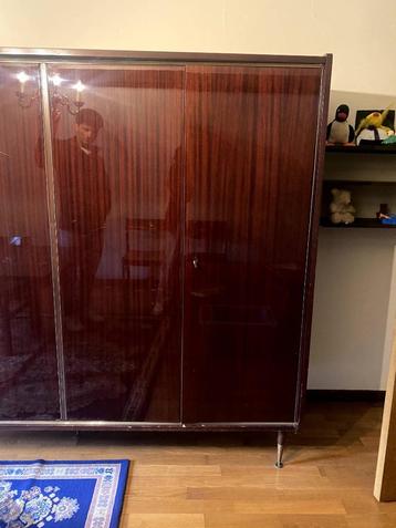 retro kleerkast beschikbaar voor biedingen