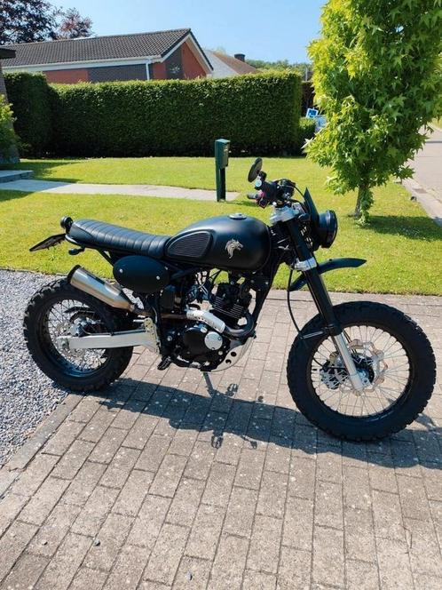 bullit/bluroc hero 125cc custom mat zwart, Wolf logo, Fietsen en Brommers, Brommers | Overige merken, Ophalen