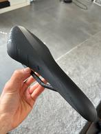 Fizik arione r1 regular carbon, Fietsen en Brommers, Fietsonderdelen, Ophalen, Zo goed als nieuw