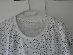T-shirt Witte achtergrond, blauw en geel decor, Maat 42/44 (L), Ophalen of Verzenden, Lange mouw, Gedragen