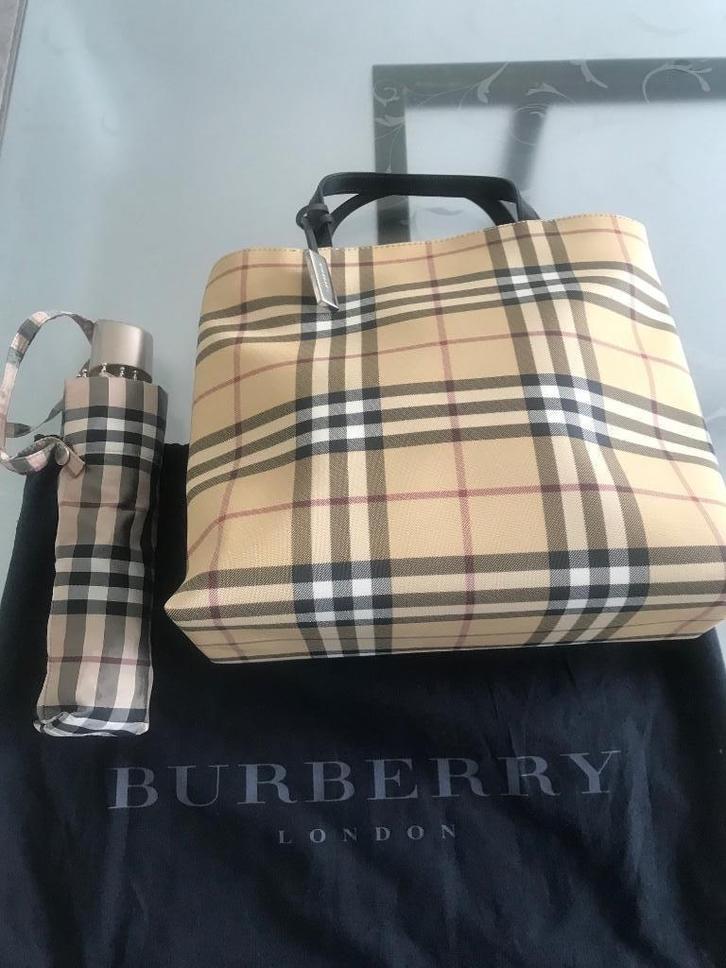 Nooit gedragen Burberry handtas + parapluie met gratis verz., Handtassen en Accessoires, Tassen | Damestassen, Nieuw, Handtas