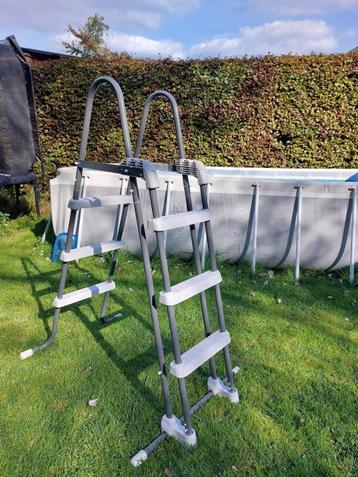 veiligheidsladder (91 - 107 cm) (Intex zwembad) +  voetenbad beschikbaar voor biedingen