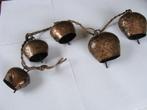 guirlande de 5 anciennes cloches en cuivre martelé artisanal, Enlèvement ou Envoi, Cuivre