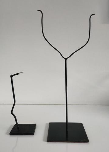 SET VAN 2 PRESENTATIEVOETEN beschikbaar voor biedingen