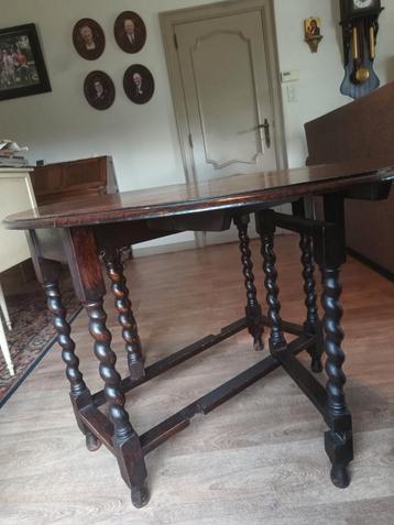 Ovale inklapbare tafel beschikbaar voor biedingen