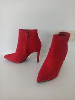 bottillons rouge à hauts talons (10 cm) ouverture zip. T. 36, Vêtements | Femmes, Chaussures, Enlèvement ou Envoi, Chaussures à haut talons