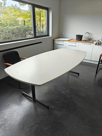 Vergadertafel met 6 stoelen beschikbaar voor biedingen