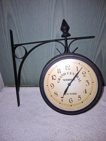 dubbele station klok, jaren 1970-80 beschikbaar voor biedingen