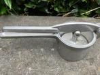 VINTAGE FRUIT PERS IN ALUMINIUM. '60 S., Ophalen of Verzenden, Gebruikt, Handmatig, Citruspers