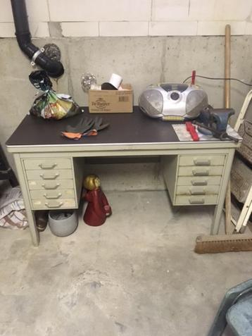 Stalen bureau  met aan twee kanten lade  beschikbaar voor biedingen