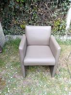 Fauteuil taupe kunstleer op wielen, Huis en Inrichting, Fauteuils, Ophalen, Overige materialen, Minder dan 75 cm, Zo goed als nieuw