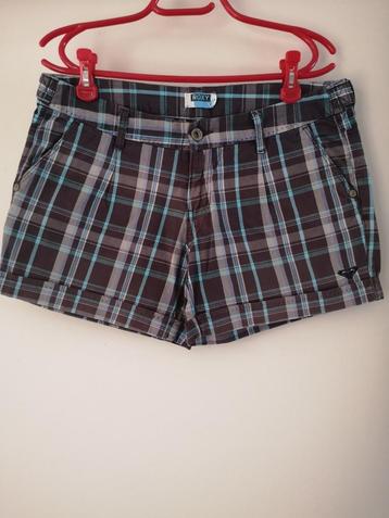 Paarse en blauwe korte broek beschikbaar voor biedingen