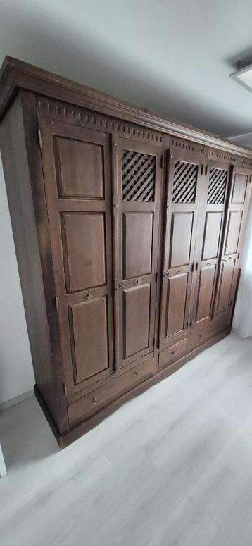 Garde-robe en bois H 212cm x L 237cm x P 60cm beschikbaar voor biedingen