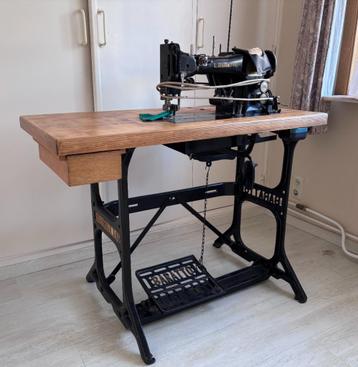 Naaiatelier, lot van 3 naaimachines Singer, Bernina, Baratto beschikbaar voor biedingen