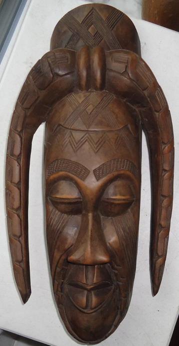 Handgesneden Afrikaans masker beschikbaar voor biedingen