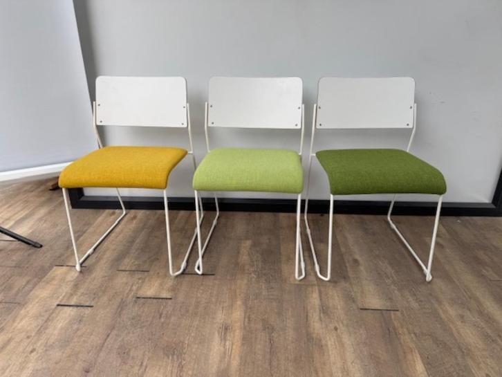 Stapelbare stoelen groen geel, Antiek en Kunst, Antiek | Meubels | Stoelen en Sofa's, Ophalen of Verzenden