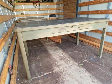 Vintage industriële bureau  beschikbaar voor biedingen