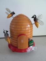 Vintage houten  bijenkorf spaarpot met hangslotje; 15cm hoog, Ophalen of Verzenden, Gebruikt, Hout, Object of Gebouw
