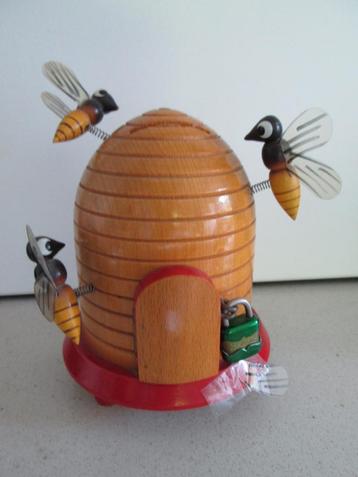Vintage houten  bijenkorf spaarpot met hangslotje; 15cm hoog beschikbaar voor biedingen